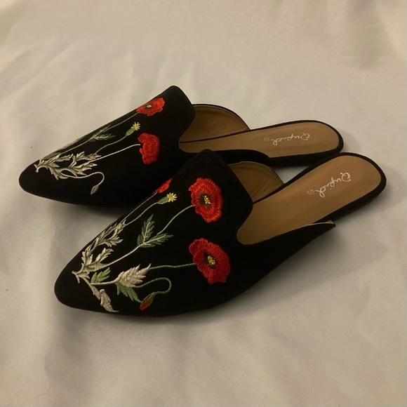 Qupid Shoes - SALE NIB! Qupid pointed toe mule flats black with embroidered flowers size 7.5